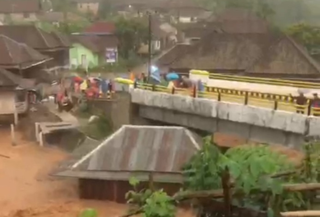 Akibat Hujan Deras Rumah Samsul Warga Muara Dua Ambruk di bawah Jembatan dan Hanyut Terbawa Arus Sungai