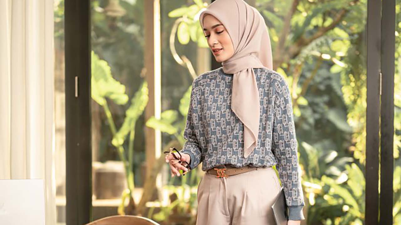 5 Jenis Warna Baju yang Cocok dengan Celana Cream, Terlihat Lebih Elegan