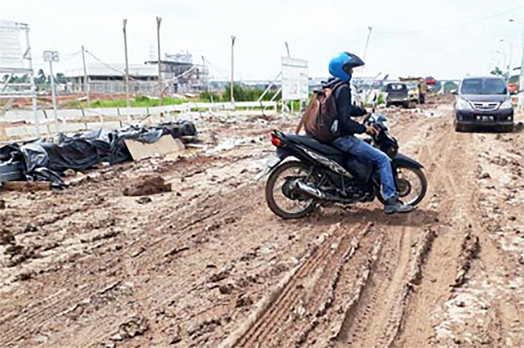 Tips Ngegas Motor di Jalan Rusak dan Becek, Hindari Tindakan Ini