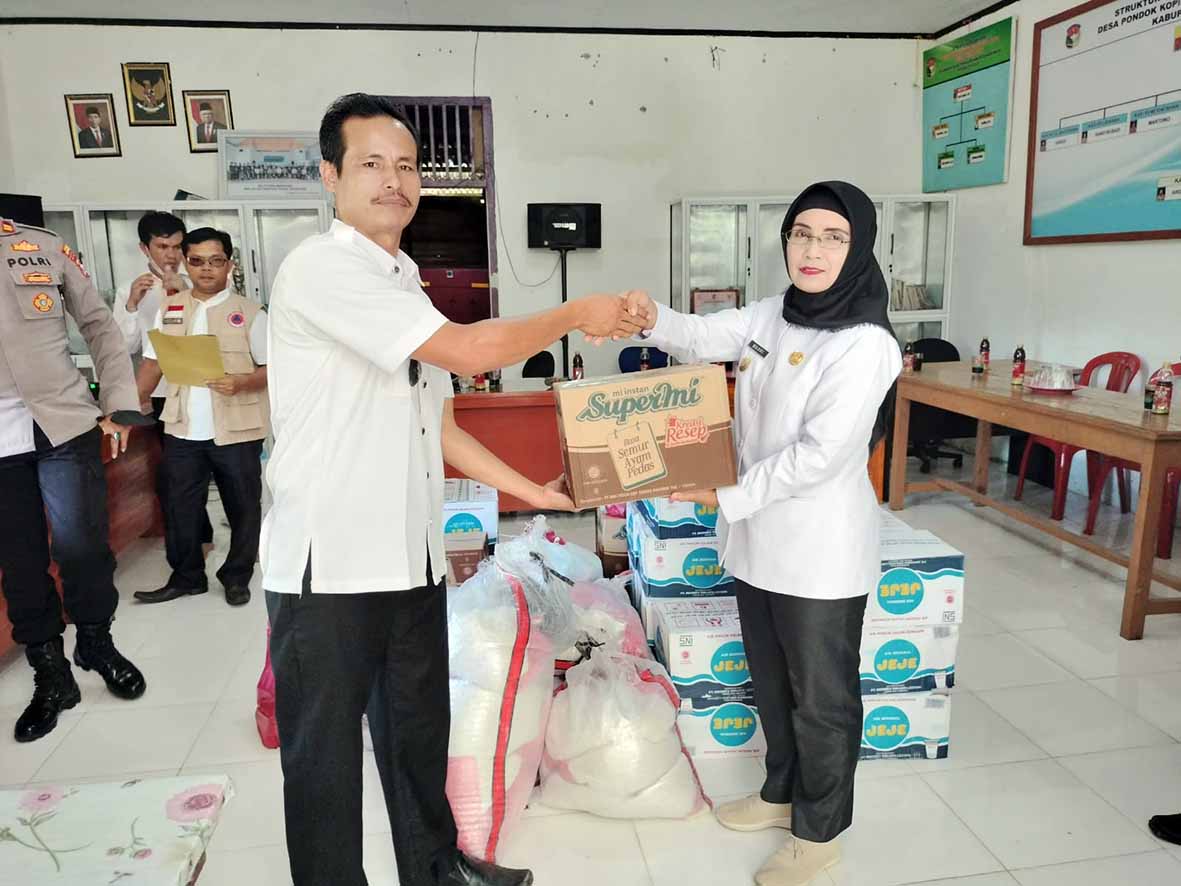 Wabup Bantu Korban Banjir Desa Pondok Kopi