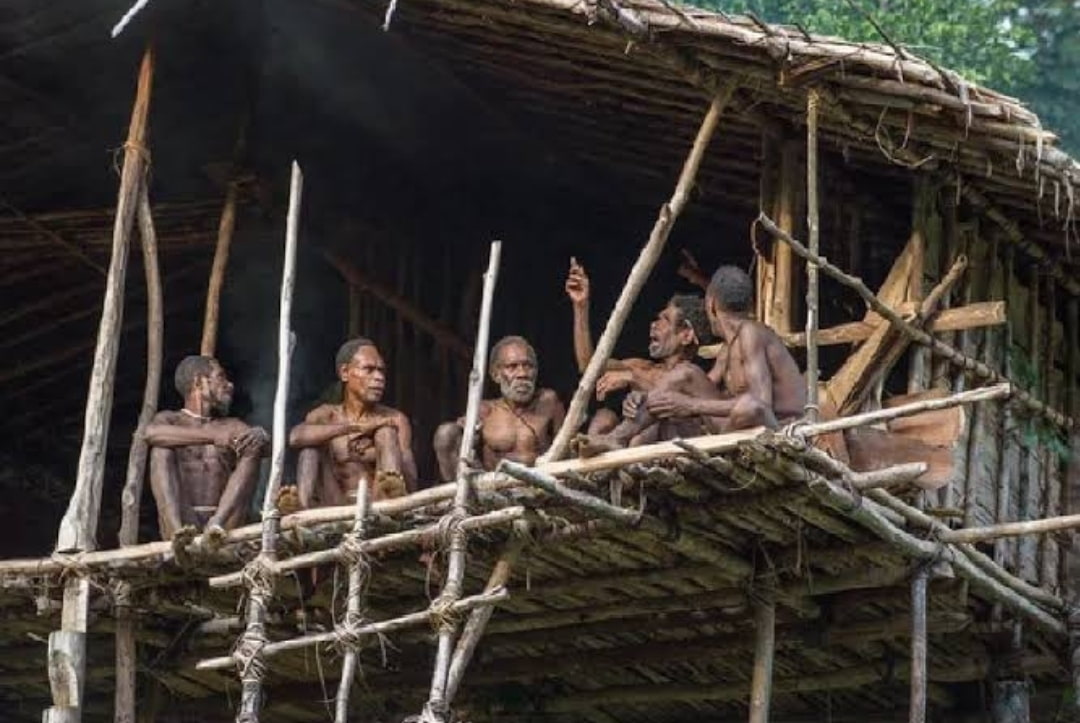 10 Suku Terasing Indonesia Yang Sulit Ditemui dan Punya Aturan Sendiri 