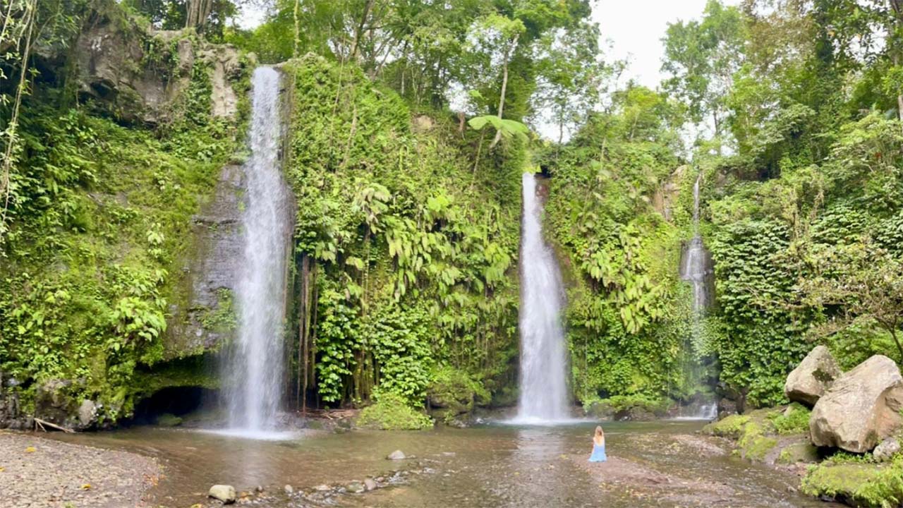 Menyegarkan dan Menyejukkan Hati! Menilik Surga Tersembunyi di Lombok yang Memukau