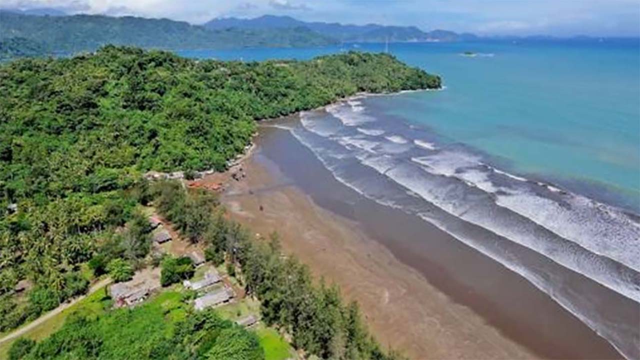 Ada yang Manis Tapi Bukan Gula! Inilah Pesona Alam Pantai Air Manis di Padang yang Menakjubkan