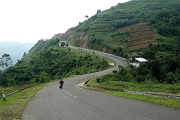 Jalan Ekstrem di Jawa Timur Ini Tertutup Kabut dan Jurang, Bisa Bikin Pindah Alam