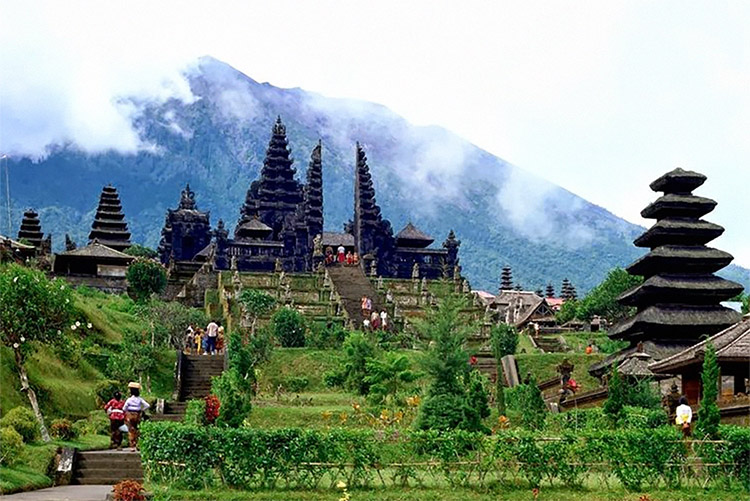 Bali, Pulau Banyak Pura yang Menyimpan Sejarah Panjang Hindu-Budha