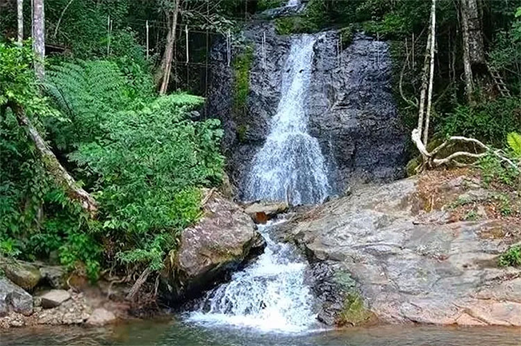 Melihat Indahnya Destinasi Wisata Populer Namun Tersembunyi di Tengah Hutan Solok Selatan