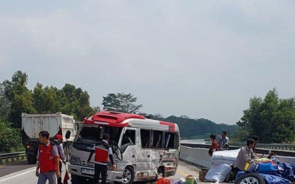 Travel Minibus Asal Lubuk Mukti Mukomuko Laka di Tol Lampung, 10 Orang Korban