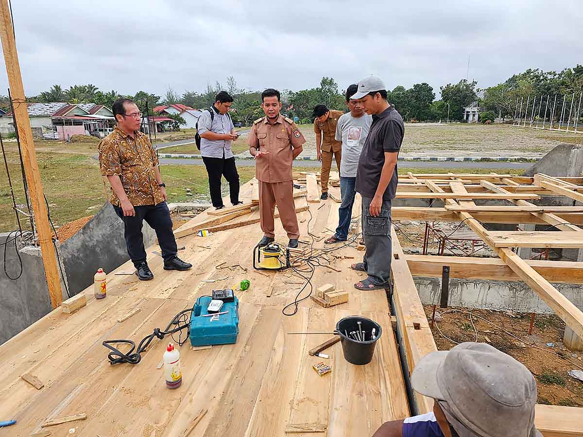 Bupati Sapuan Tinjau Pembangunan Rumah Adat Mukomuko