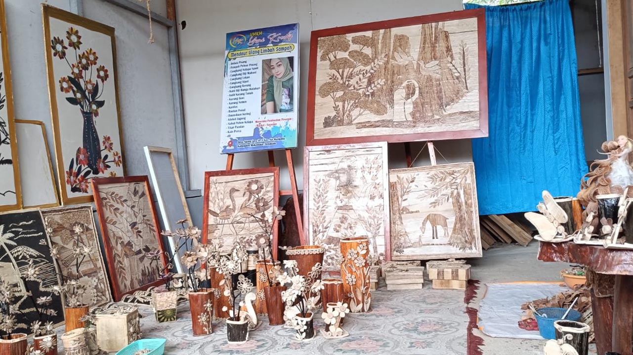 Lukisan Dari Debok Batang Pisang Mukomuko Masuk Nominasi Dekranas Award 2025
