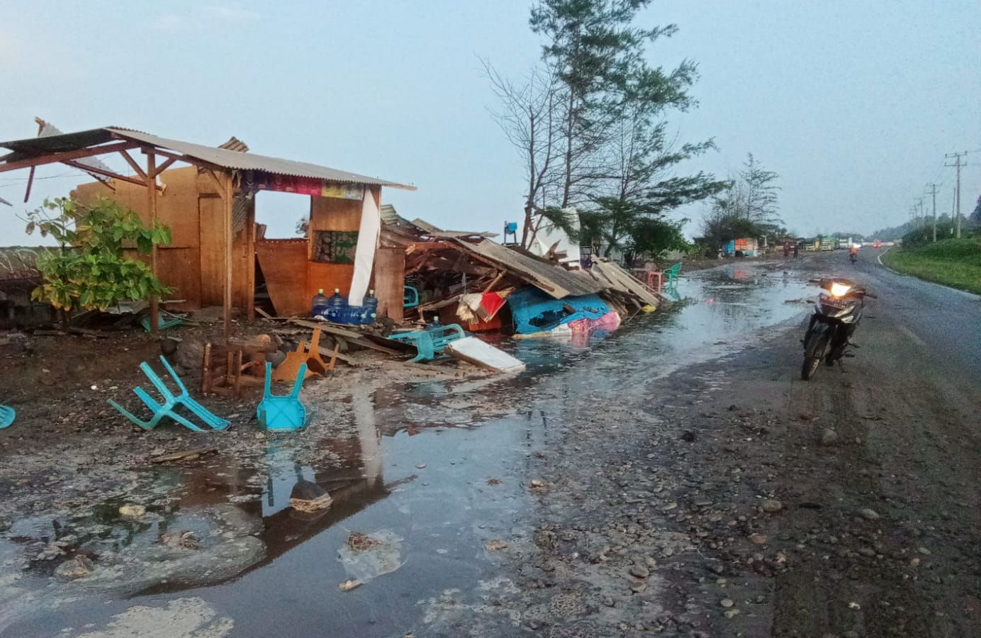 Gelombang Pasang Hantam Jalan Nasional Mukomuko, Beberapa Unit Warung Rusak Parah
