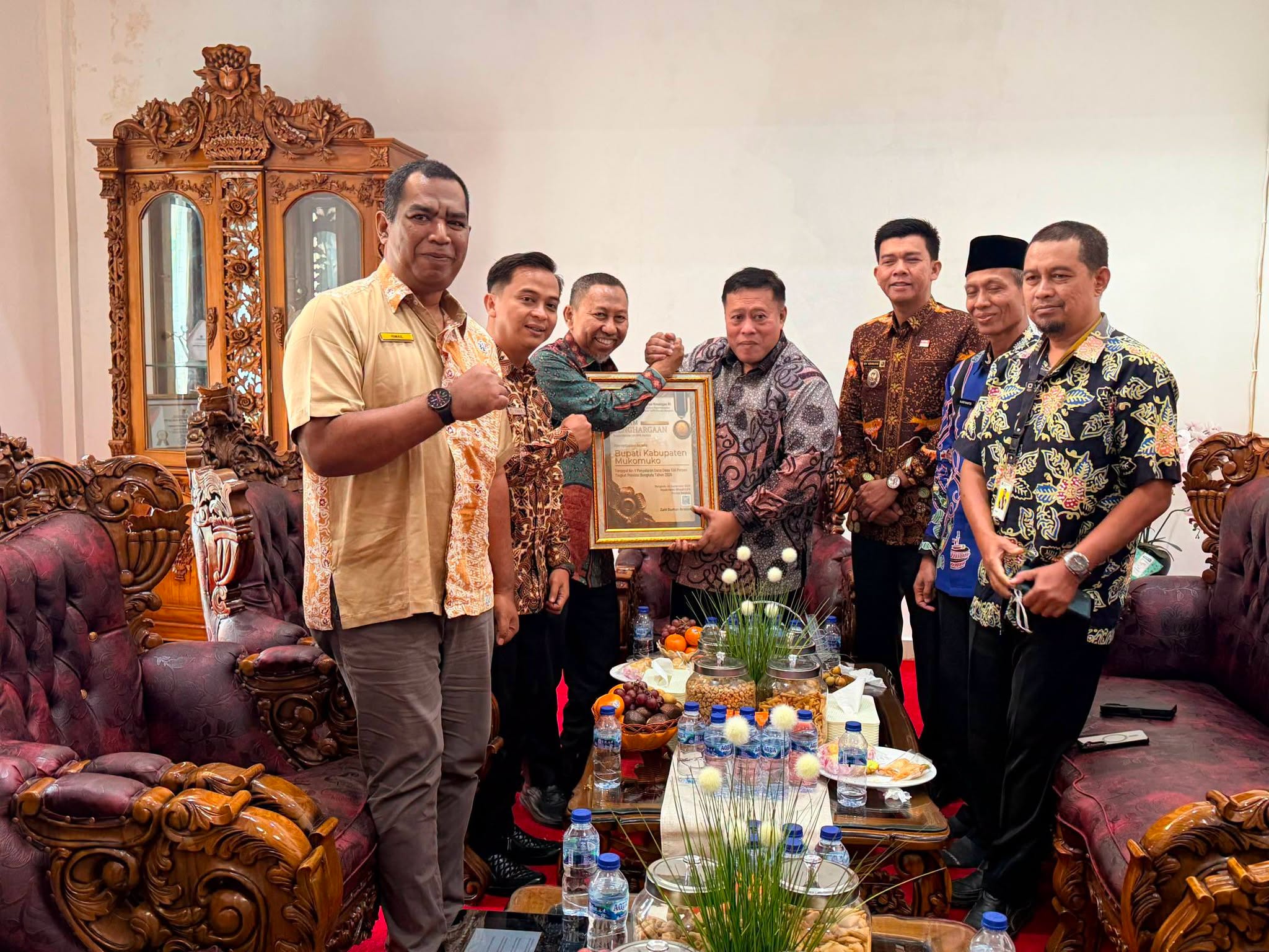 Bupati Mukomuko Terima Penghargaan , Penyaluran Dana Desa Tercepat Se-Bengkulu