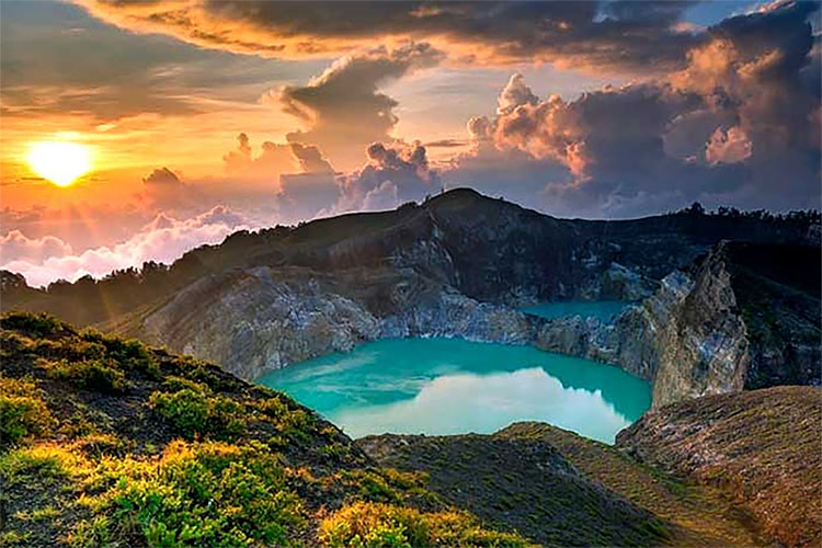 Wisata Danau Kelimutu Tiga Warna yang Penuh Legenda dan Misteri