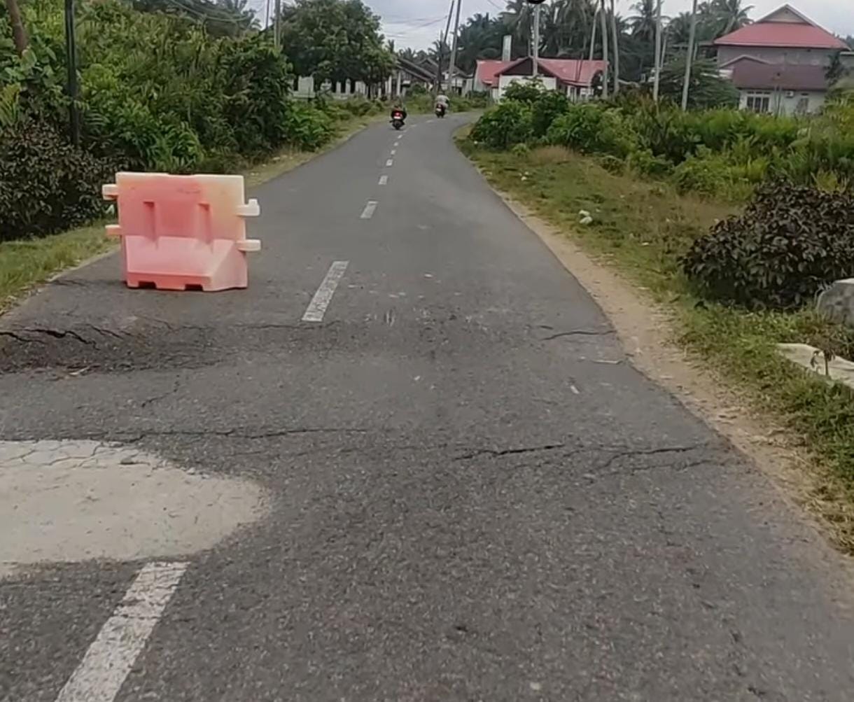 Pemda Mukomuko Pasang Jembatan Darurat di Jalan Provinsi Yang Amblas, Pemprov Belum Ada Dana