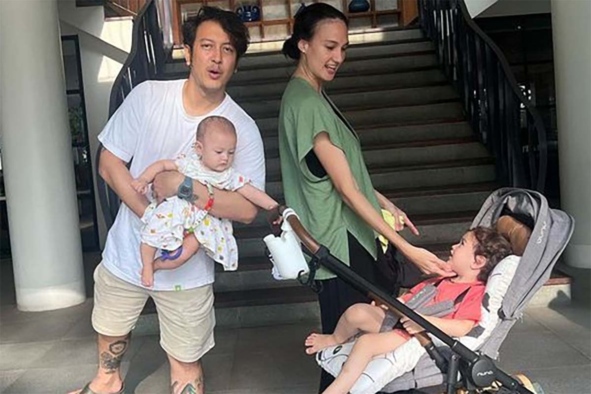 Metode Parenting ala Dimas Anggara dan Nadine Chandrawinata : Selalu Ajak Anak Bermain di Alam Terbuka