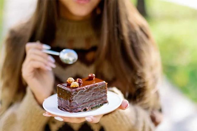 3 Etika Penting Saat Makan Cake di Jamuan Formal, Harus Terlihat Simpel dan Tetap Elegan