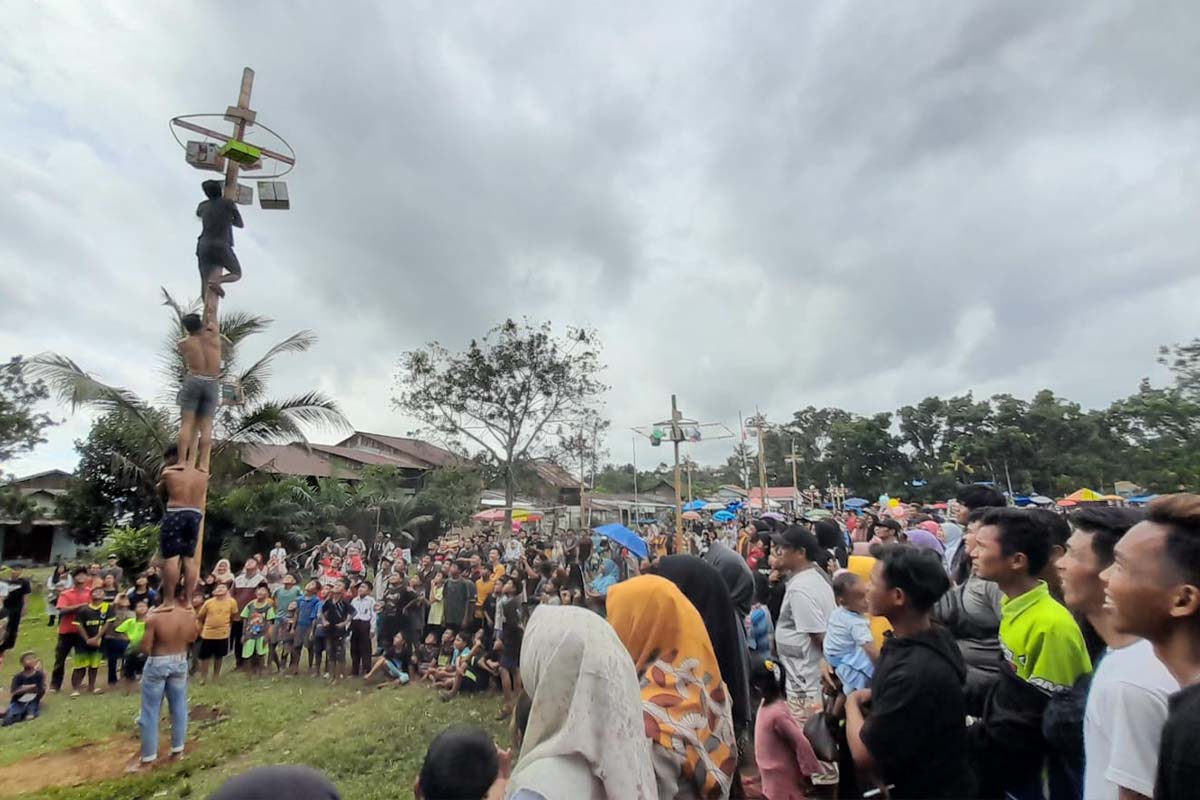 Panjat Pinang, Tutup Rangkaian Kegiatan HUT Kabupaten Mukomuko di Kecamatan Penarik