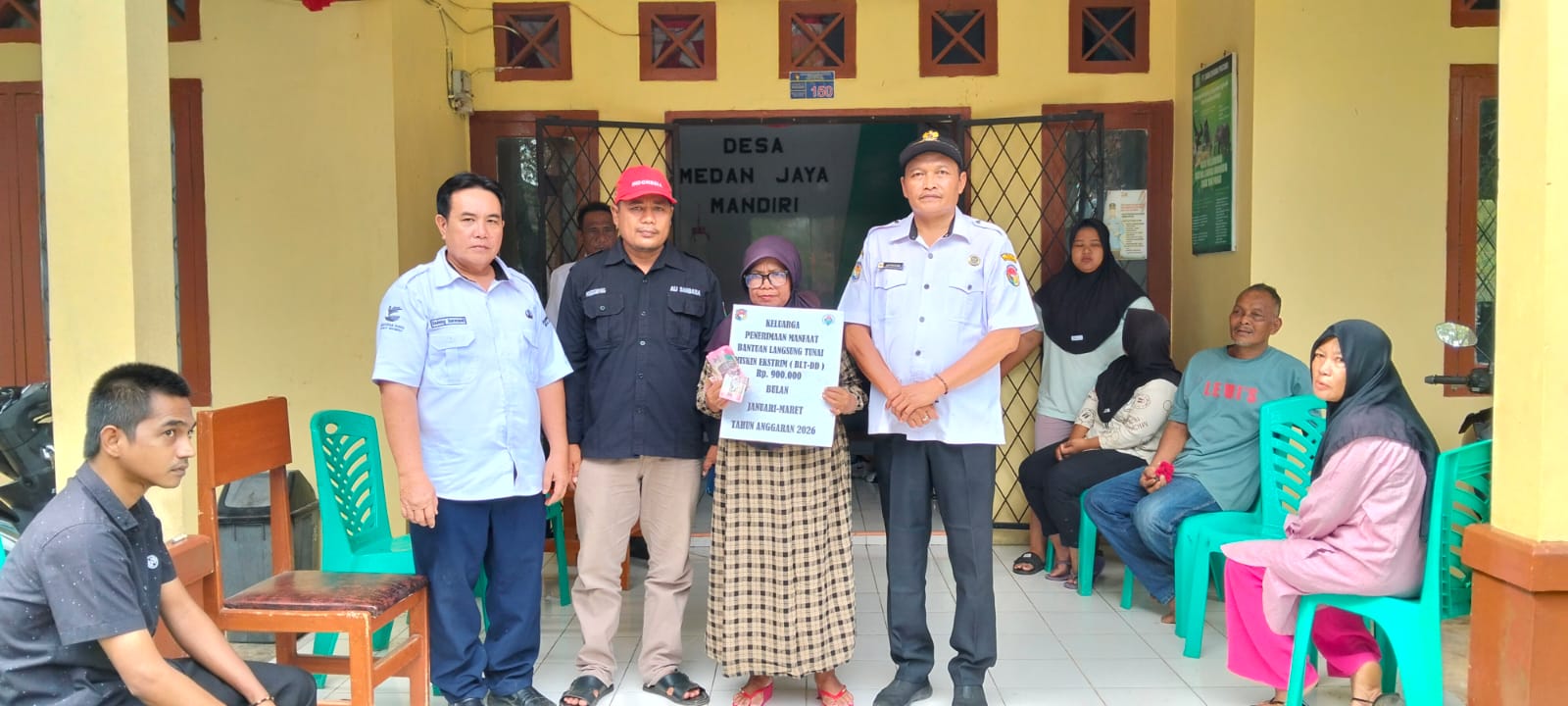 14 Warga Medan Jaya Tersenyum Sumringah, Terima BLT-DD Dari Kades