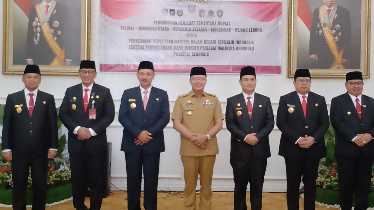 M. Rizon Jabat Pj Bupati Mukomuko, Sapuan - Wasri Tinggalkan Rumah Dinas