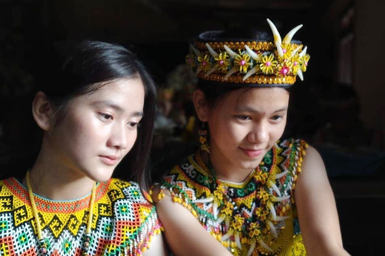 8 Suku Asli Kalimantan Terkenal Wanitanya yang Cantik Mirip Keturunan Tionghoa