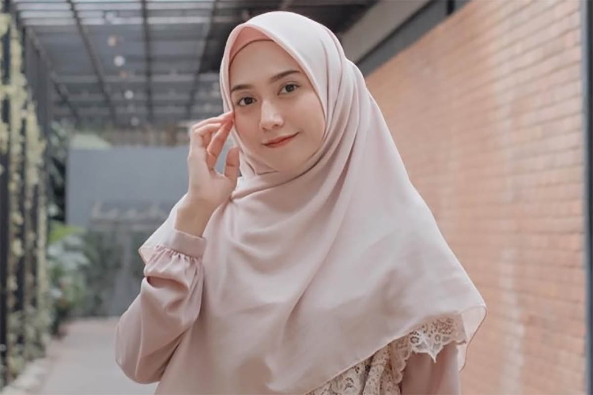Bisa Jadi Referensi, Ini Dia 5 Warna Hijab yang Bikin Wajah Terlihat Lebih Cerah