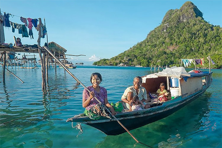 7 Suku Indonesia Tetap Ingin Hidup Tradisional di Era Modern