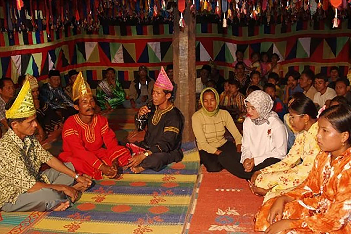 Tradisi Batombe, Acara Pernikahan di Sumatra Barat, Berpantun Saling Sindir Selama Tujuh Hari 