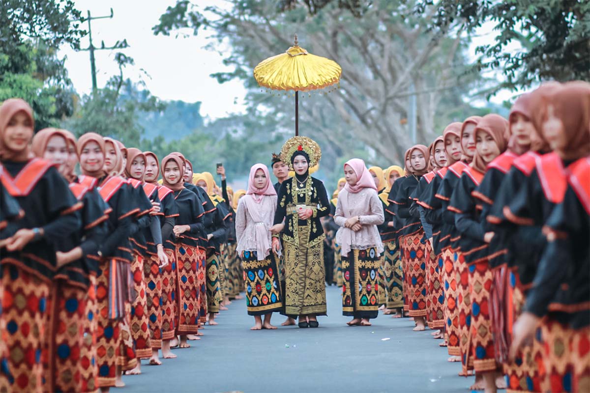 Memiliki Keberagaman Suku, Inilah 7 Pakaian Adat Tradisional di Nusa Tenggara Barat