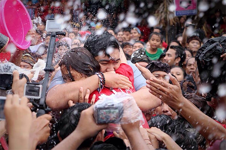 Ada Festival Ciuman Massal, Inilah Beberapa Hal Unik dan Aneh yang Hanya Ada di Bali