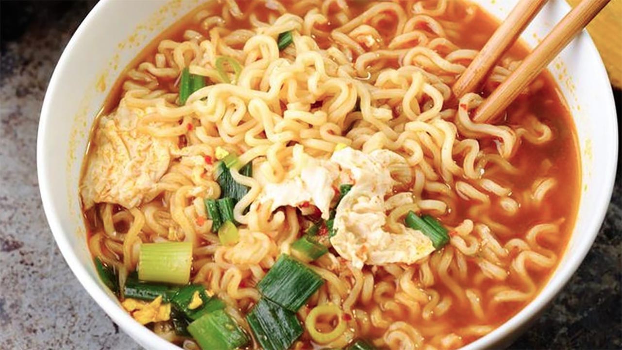 Memasak Mie Instan, Apakah Perlu Mengganti Air Rebusan Sebelum Masukkan Bumbu?