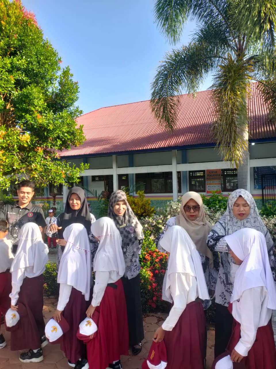 Hari Pertama Sekolah, Seluruh Guru dan Murid di SDN 03 Lubuk Pinang Hadir