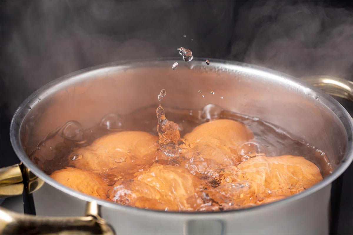 Baru Tau Cara Merebus Telur Agar Tidak Pecah dan Mudah Dikupas, Cukup Campurkan 2 Bahan Dapur Ini