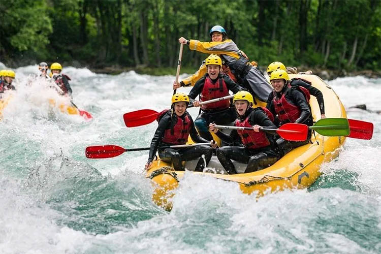 Punya Nyali Besar, Ayo Coba Dulu 10 Destinasi Wisata Arung Jeram di Indonesia yang Paling Menantang