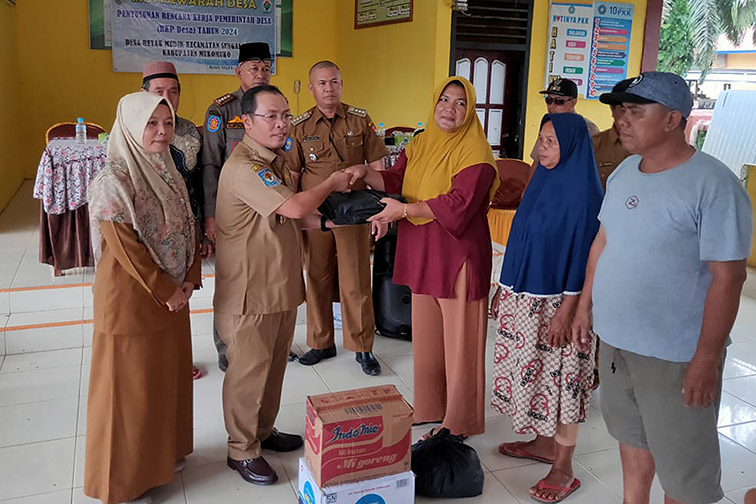 Bupati Sapuan Tinjau Lokasi Banjir, Sekaligus Menyerahkan Bantuan untuk Warga Terdampak