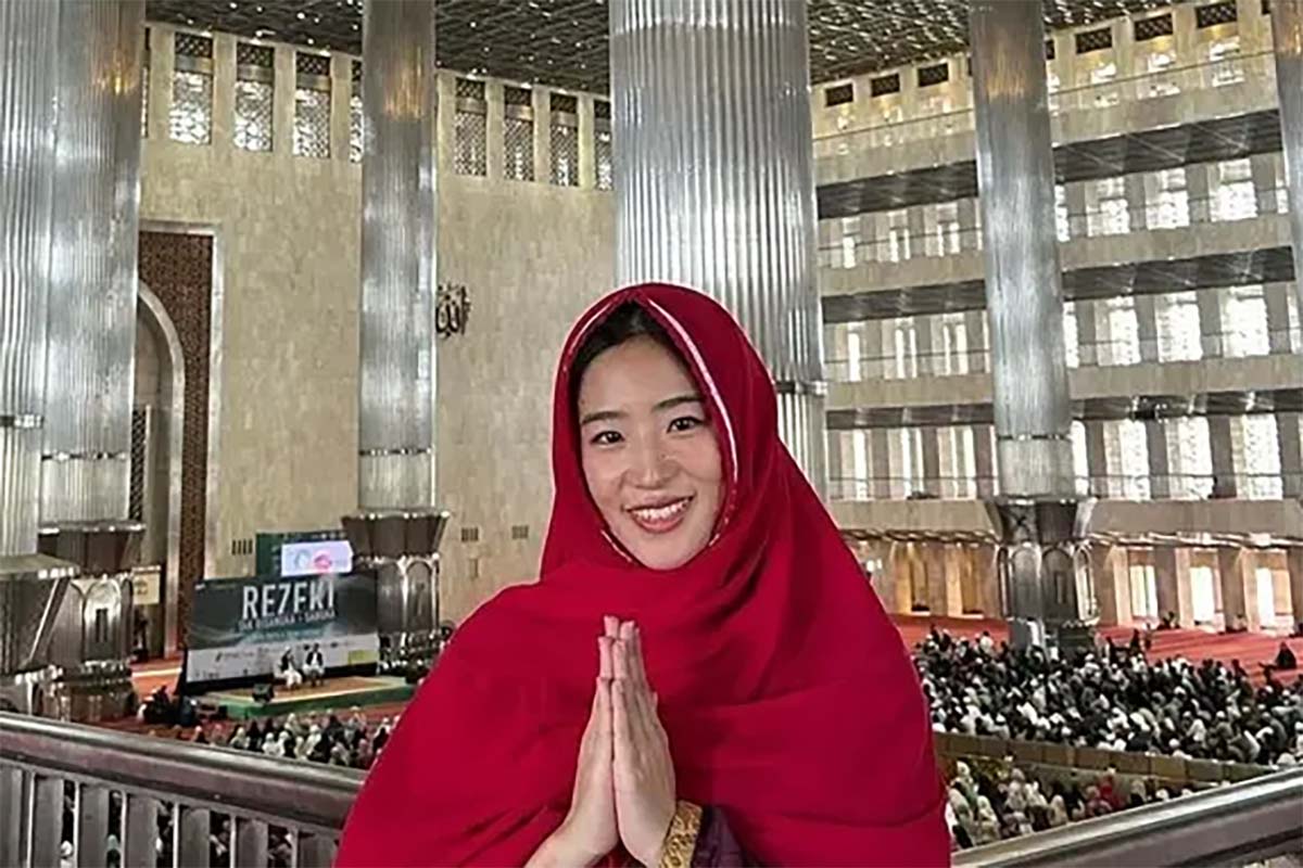 Haruka Eks JKT48 Pakai Hijab dan Berfoto Di Masjid Istiqlal, Netizen: Yuk Bisa Yuk, Ahsadu….
