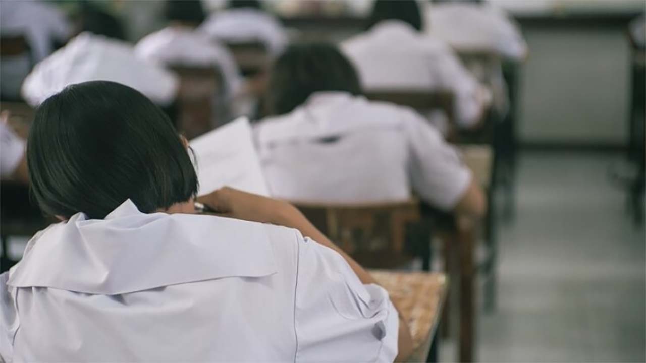 Tidak Perlu Pusing! Begini Cara Mengatasi Siswa yang Pendiam dan Pemalu di Kelas