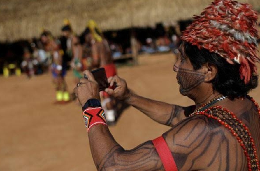 Suku Xingu, Punya Televisi dan Hanphone Tapi Tetap Tanpa Busana