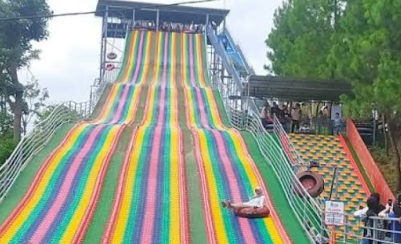 Berkunjung ke Lampung?? Destinasi Wahana Rainbow Slide Ini Patut Dicoba