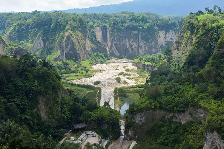 Wisata Ngarai Sianok di Sumatera Barat yang Lembahnya Seperti Green Canyon Serta Penuh Misteri