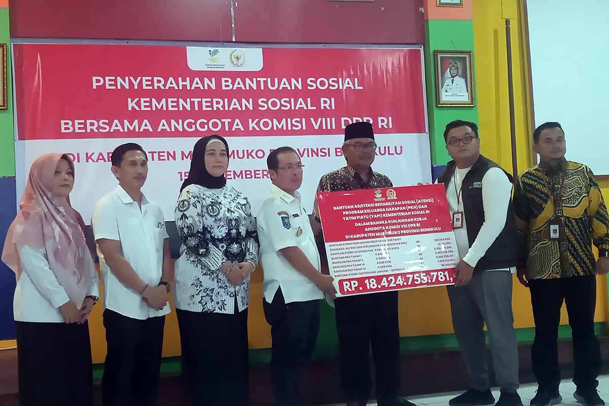 Bupati dan Ketua DPRD Hadiri Penyaluran Bantuan Kemensos RI untuk Masyarakat Mukomuko 