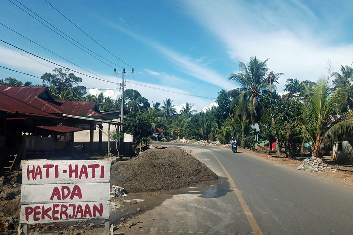 Jelang Arus Mudik, Material Proyek Masih Numpuk di Badan Jalan Nasional