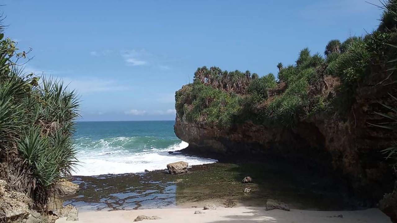 Pesona Alam Pantai Peyuyon yang Bikin Takjub, Bikin Kamu Betah Berlama-lama di Sana!