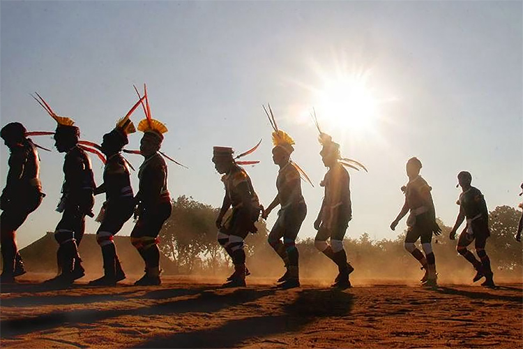 9 Suku Yang Memiliki Tradisi Paling Nyeleneh, Bikin Merinding