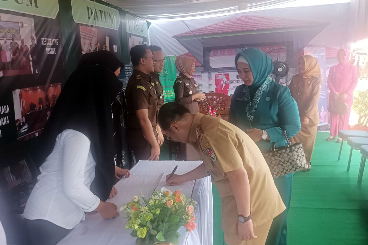 Buka Stand Pameran HUT MM, Kejari Beri Edukasi Hukum 