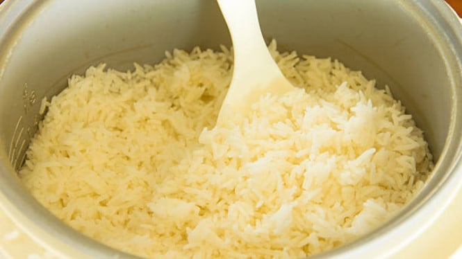 Nasi Sudah Kuning dalam Magic Com Dilarang Dimakan, Ini Alasannya