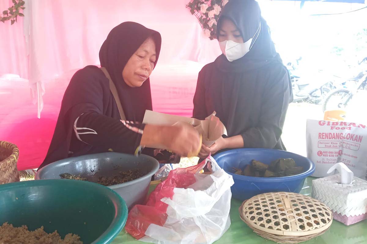 Sosok Ibu Penjual Nasi Jagung di Mukomuko, Berhasil Kuliahkan Anak Hingga Menjadi Sarjana Kehutanan