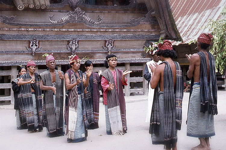 6 Suku Batak dan Perbedaan Bahasa, Budaya, Rumah Adat dan Motif Pakaian Adat
