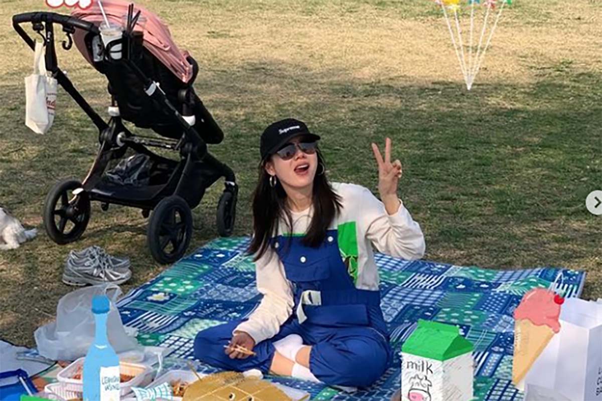 Aktris Cantik Asal Korea Selatan Son Ye Jin Bagikan Momen Piknik Bersama Keluarga, Berhasil Bikin Gemes