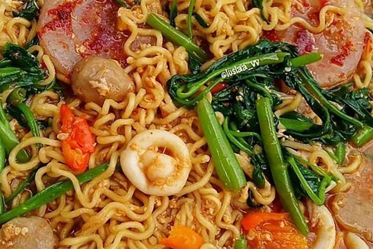 Kuliner Lezat Sejuta Umat, Ini Dia Resep Indomie Kangkung Spicy yang Gak Pernah Bikin Bosan