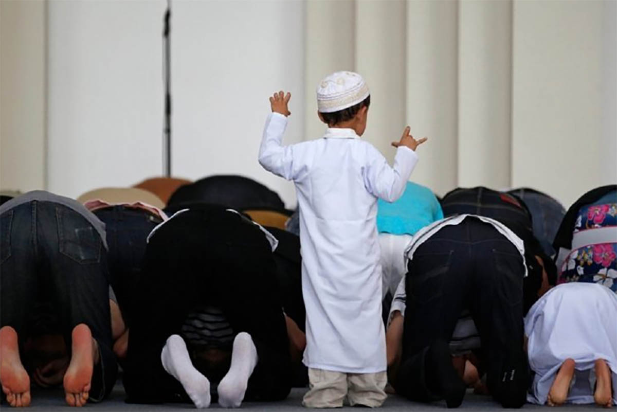 Tips Mengajak Anak ke Masjid, Ini Adab dan Hukumya 