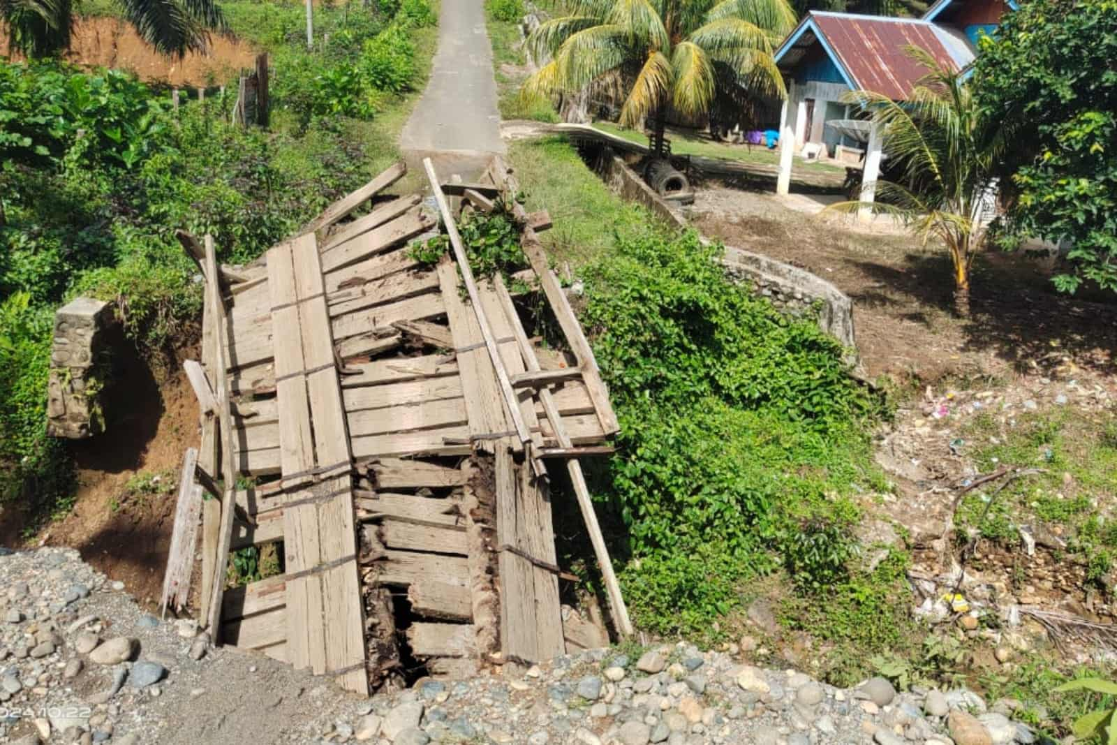 Hujan Beserta Badai Terjang Mukomuko, Baliho Raksasa Gubernur Bengkulu Rusak, Satu Unit Jembatan Roboh